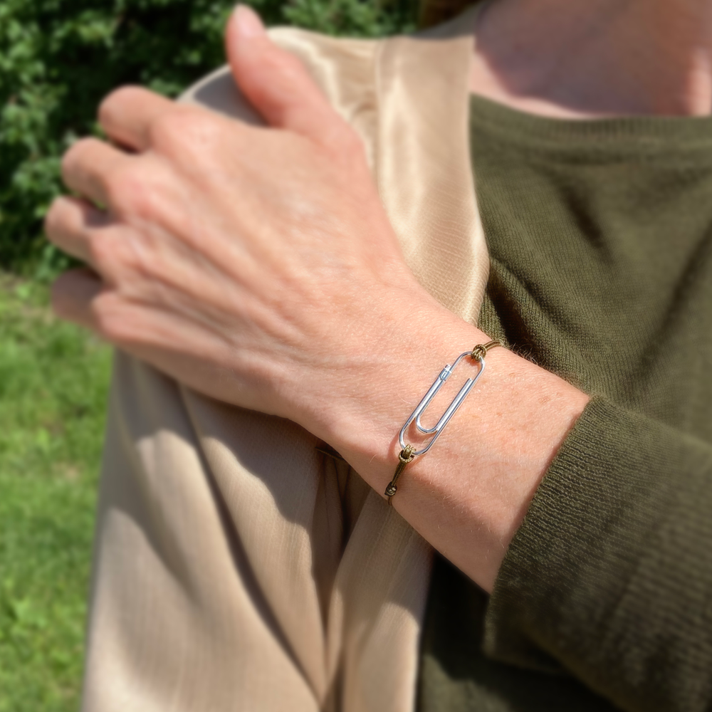 INGRIDSLØYFENS ARMBÅND MED SVART TRÅD
